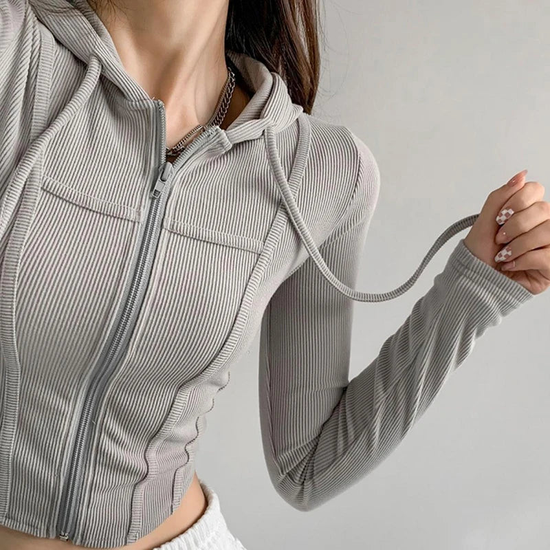 NAOMI CROP TOP – STYLISHES DAMENOBERTEIL MIT VERTIKALEN STREIFEN