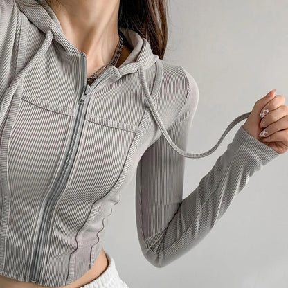NAOMI CROP TOP – STYLISHES DAMENOBERTEIL MIT VERTIKALEN STREIFEN