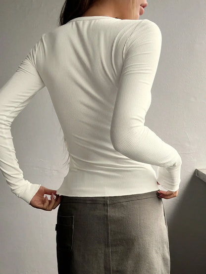 INES RIPPED T-SHIRT MIT HALBKNOPF – FIGURBETONT & WEISS