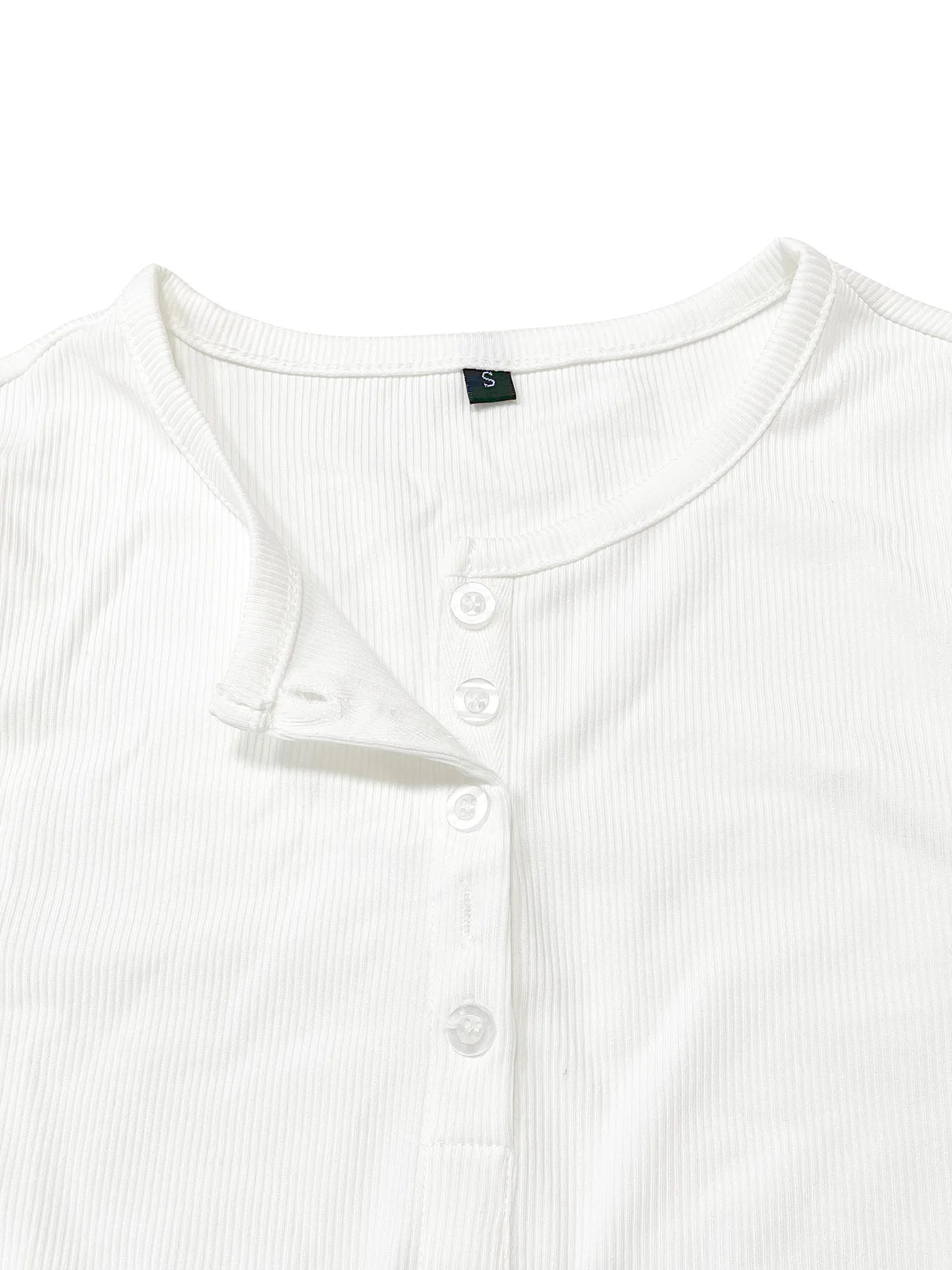 INES RIPPED T-SHIRT MIT HALBKNOPF – FIGURBETONT & WEISS