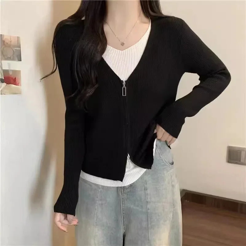 SENDA CARDIGAN MIT KNÖPFEN UND V-AUSSCHNITT AUS STRICK