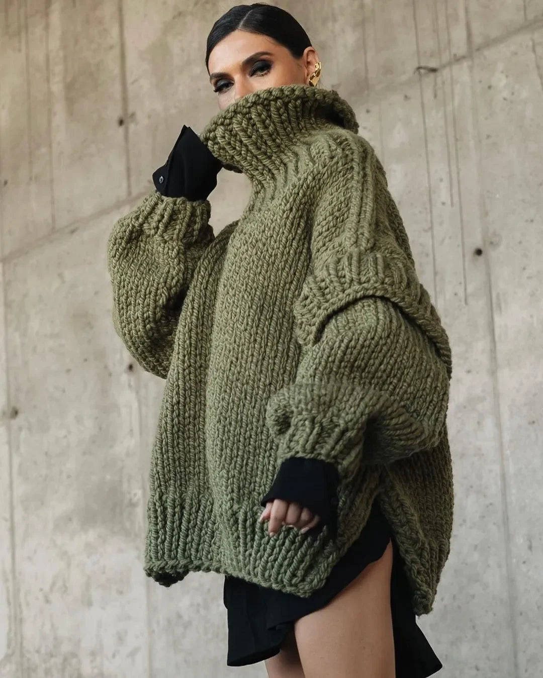AMARA ROLLKRAGENPULLOVER – STRICK OVERSIZE WEISS