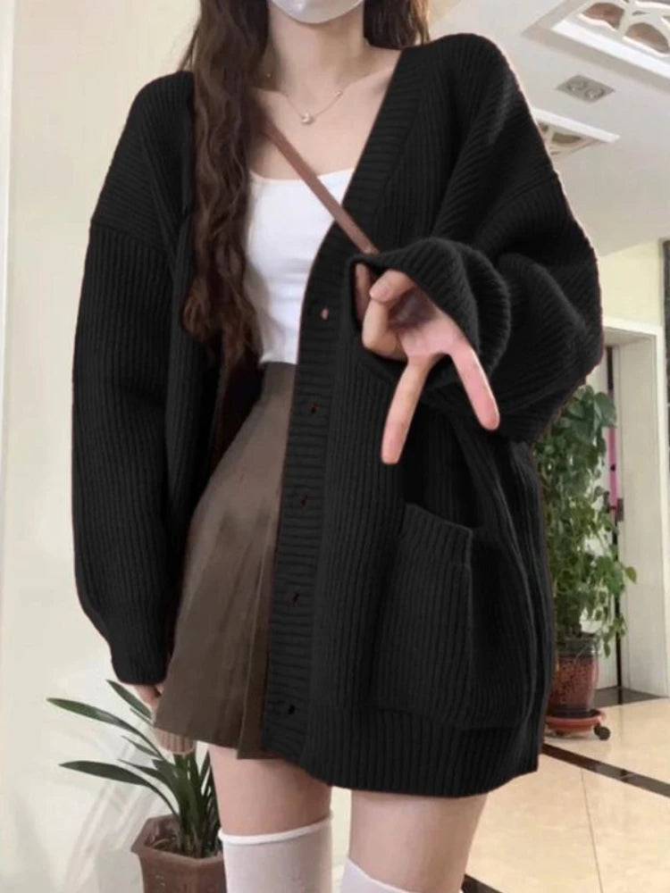 ODESSA OVERSIZE CARDIGAN MIT V-AUSSCHNITT UND GROBEN KNÖPFEN