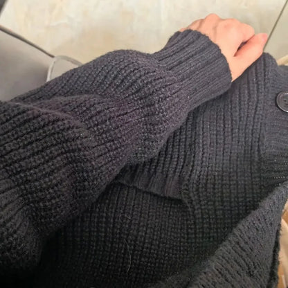 ODESSA OVERSIZE CARDIGAN MIT V-AUSSCHNITT UND GROBEN KNÖPFEN