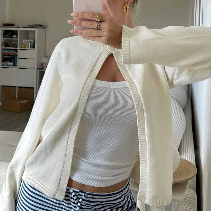 MARIBEL STRICKJACKE – ELEGANT MIT KNOPF VORNE