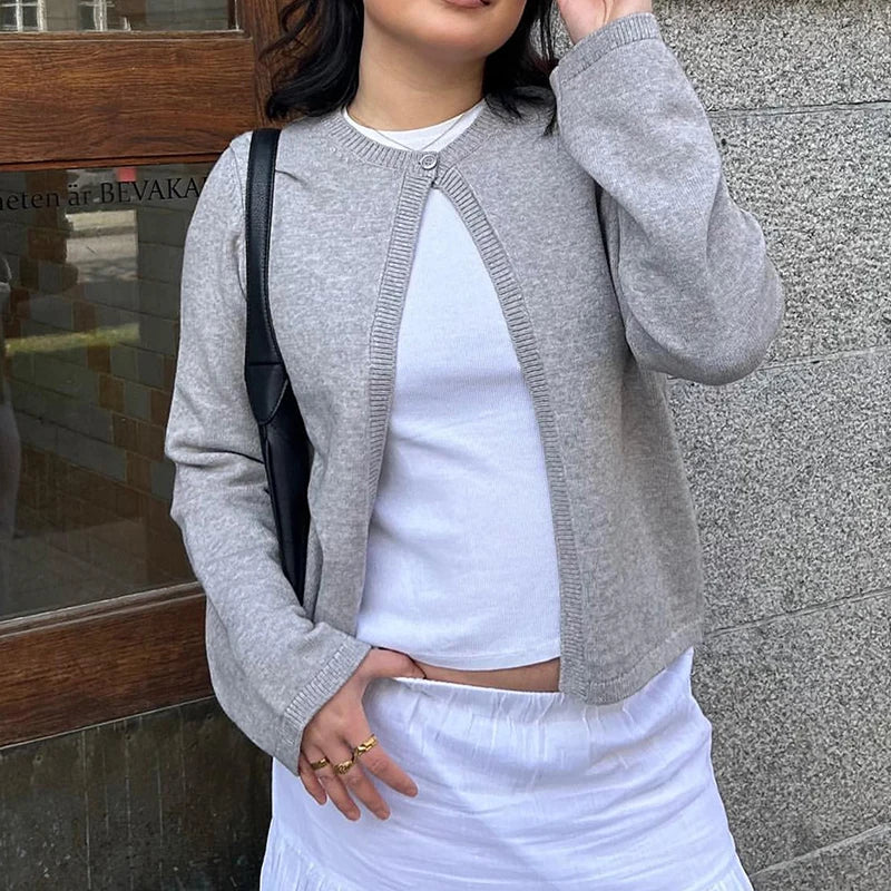 MARIBEL STRICKJACKE – ELEGANT MIT KNOPF VORNE