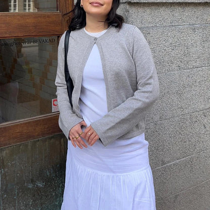 MARIBEL STRICKJACKE – ELEGANT MIT KNOPF VORNE