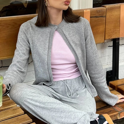 MARIBEL STRICKJACKE – ELEGANT MIT KNOPF VORNE