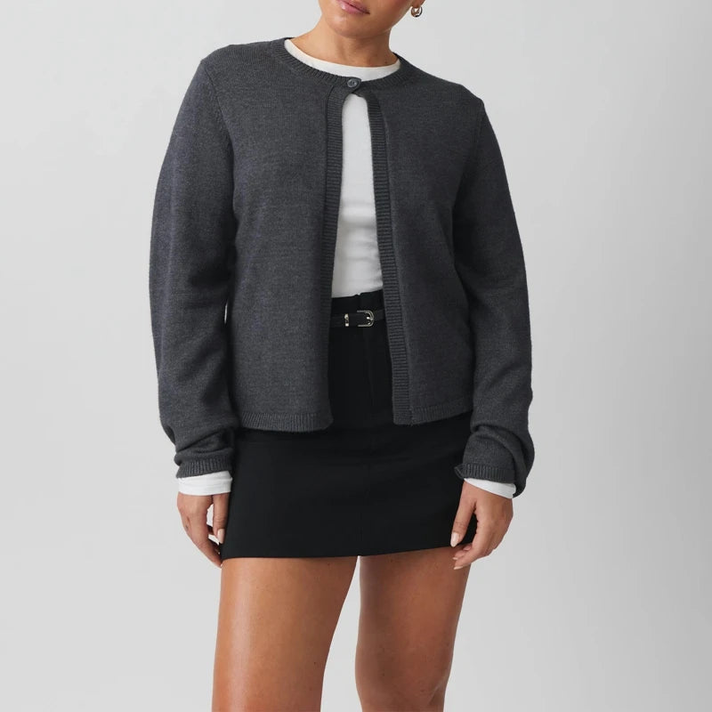 MARIBEL STRICKJACKE – ELEGANT MIT KNOPF VORNE