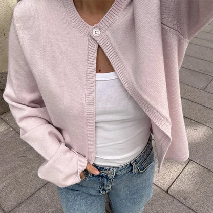 MARIBEL STRICKJACKE – ELEGANT MIT KNOPF VORNE