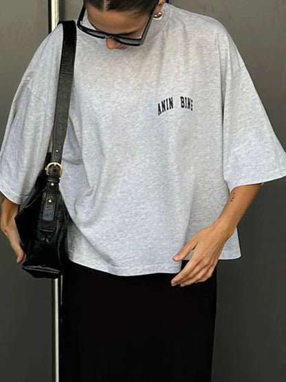 Oversized Damen T-Shirt in Grau mit kleinem Logo-Print 1