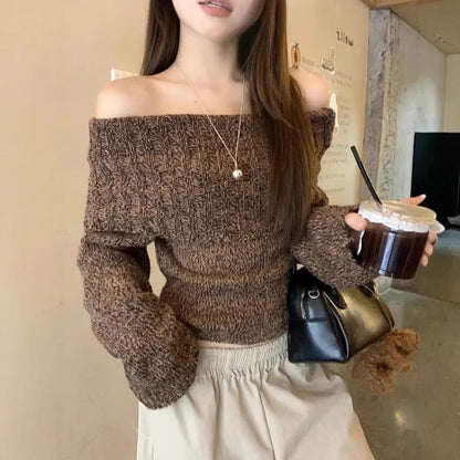 ALVARA PULLOVER – OFF-SHOULDER STRICK IN BRAUN