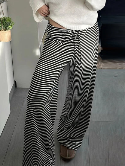 ALINA HOSE – WEIT & STYLISH MIT STREIFENLOOK