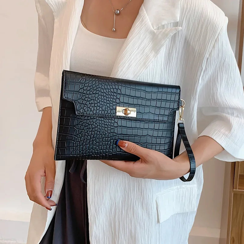 STONE CLUTCH MIT KROKOPRÄGUNG