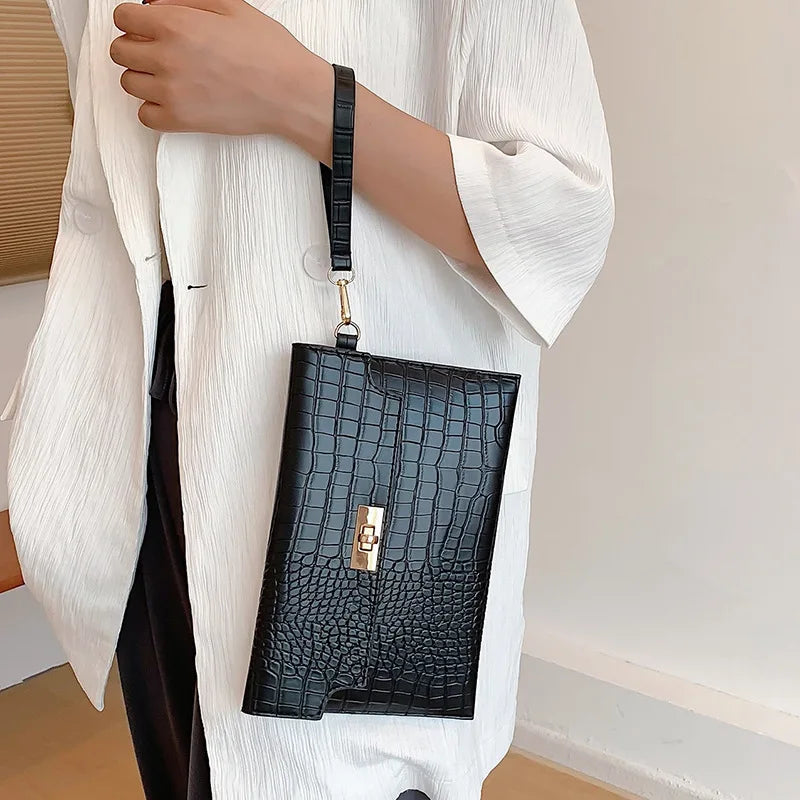 STONE CLUTCH MIT KROKOPRÄGUNG