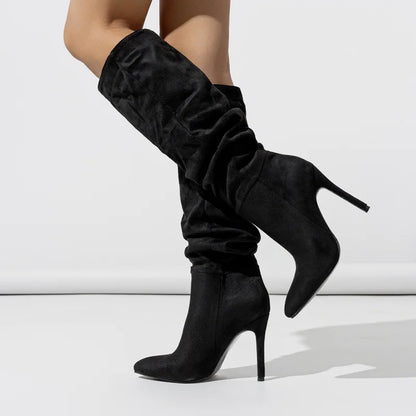 ISABELLA – KNIEHOHE STIEFELETTE MIT FALTENOPTIK & BLOCKABSATZ