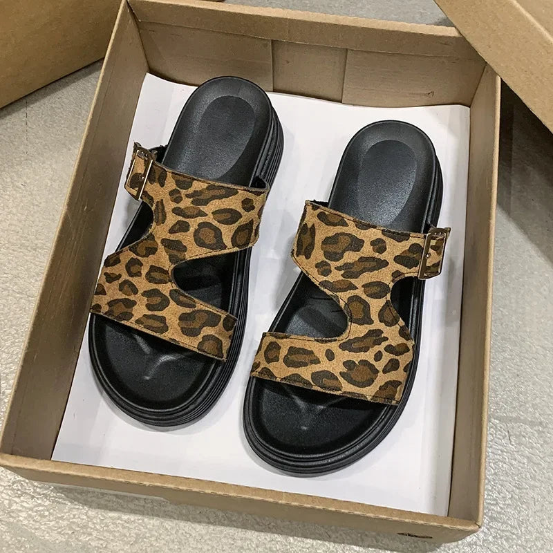 LIVIA – Flip-Flops mit Plateau und Leopardenmuster