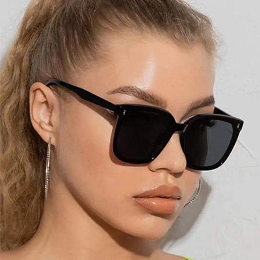 CASSIA SONNENBRILLE – DAMEN-SONNENBRILLE IN SCHWARZ MIT GROßEM RECHTECK-DESIGN, UV400-SCHUTZ, AUS KUNSTSTOFF