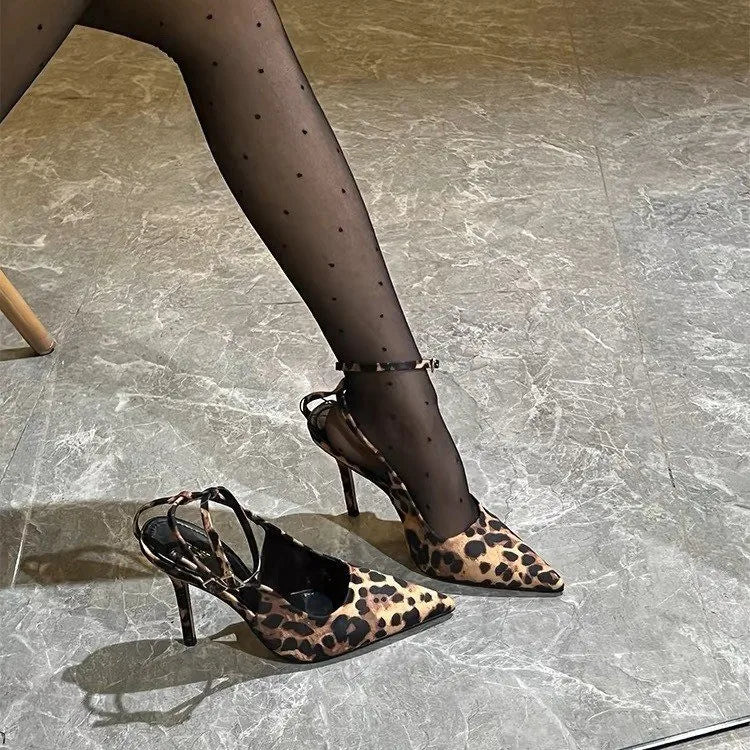 NAOMI – SLINGBACK SANDALE MIT LEO-PRINT UND RIEMENDETAILS