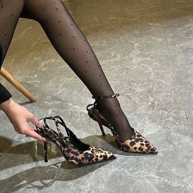 NAOMI – SLINGBACK SANDALE MIT LEO-PRINT UND RIEMENDETAILS