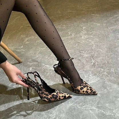NAOMI – SLINGBACK SANDALE MIT LEO-PRINT UND RIEMENDETAILS