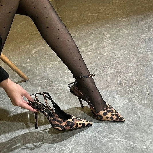 NAOMI – SLINGBACK SANDALE MIT LEO-PRINT UND RIEMENDETAILS