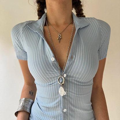 MALINA – BLAUES HEMD MIT TAILLIERTEM SCHNITT & KNOPFDETAILS