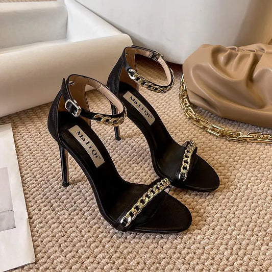 VALERIA – ELEGANTE SANDALE MIT RIEMCHEN UND METALLDETAILS