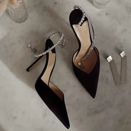 LEYNA – SATIN-STILETTO MIT STRASS UND KOMFORTPLATTFORM