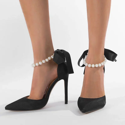 CÉLINA – SEIDEN-HIGH HEELS MIT PERLENDETAILS IN WEISS & SCHWARZ