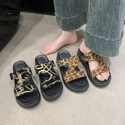 LIVIA – Flip-Flops mit Plateau und Leopardenmuster