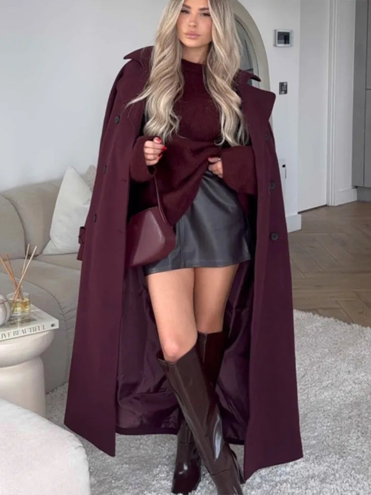 LEONORA – BURGUNDERFARBENER LANGMANTEL MIT TAILLIERTEM SCHNITT UND ELEGANTEM FALL