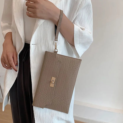 STONE CLUTCH MIT KROKOPRÄGUNG