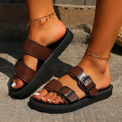 MAELI – FLACHE SOMMERSANDALE MIT METALLSCHNALLE