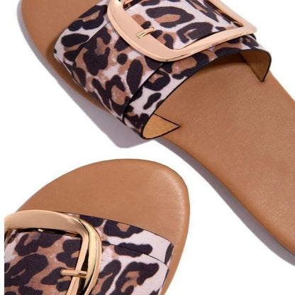 MIRELLA – SOMMERPANTOLETTE MIT SCHNALLE IN LEOPARD & CREME