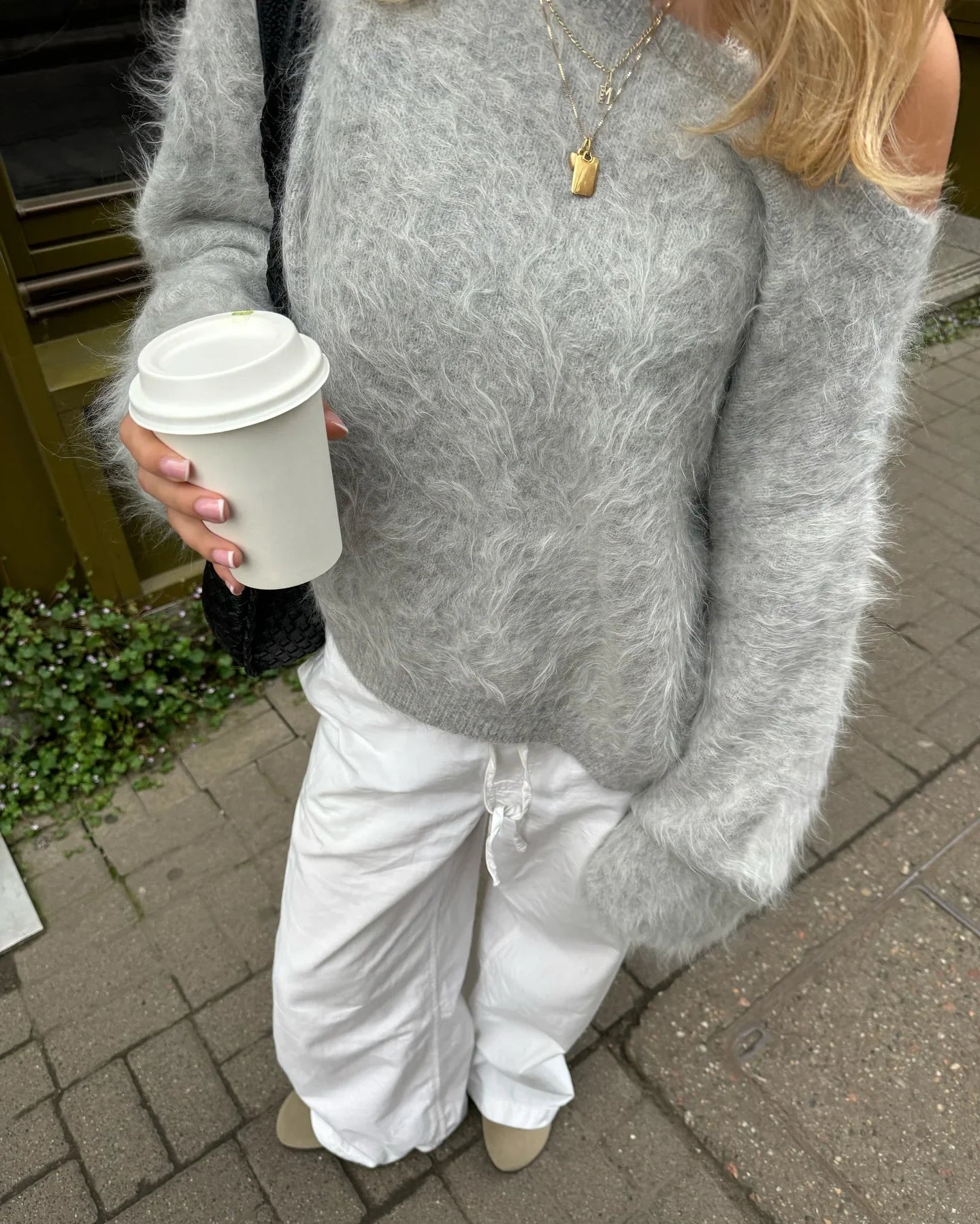 ELENORA PULLOVER – OFF-SHOULDER DESIGN WEISS