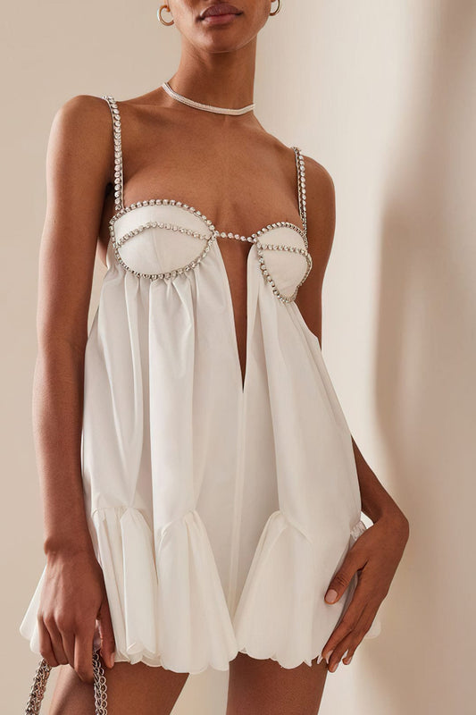 DALIA KLEID – ZARTES MINIKLEID MIT WELLENSAUM UND CHAIN-DETAIL