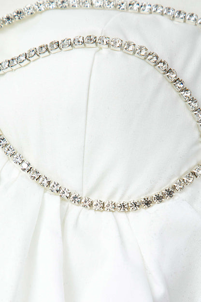DALIA KLEID – ZARTES MINIKLEID MIT WELLENSAUM UND CHAIN-DETAIL