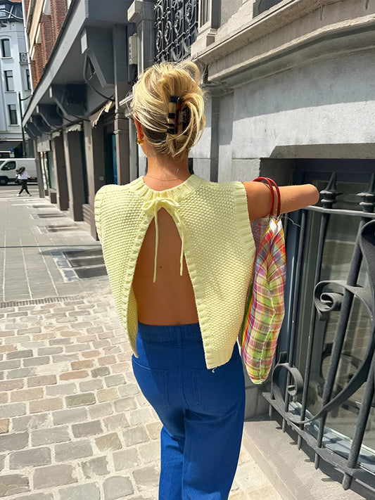 NORA – GELBES RÜCKENFREIES STRICKTOP MIT GEWELLTEM SAUM