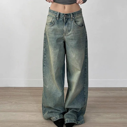 ALMERÍA BAGGYJEANS MIT FALTENDETAILS UND WEITEM BEIN IN BLAU