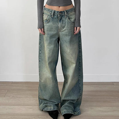 ALMERÍA BAGGYJEANS MIT FALTENDETAILS UND WEITEM BEIN IN BLAU