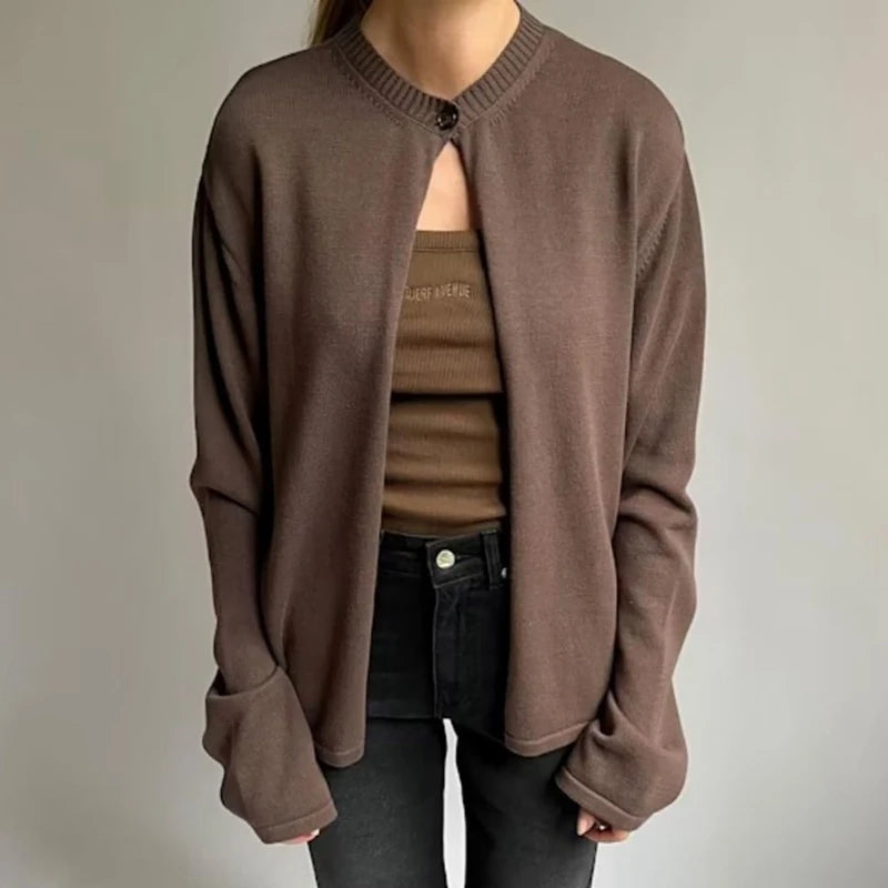 MAELLE STRICKJACKE – Y2K CARDIGAN MIT ONE-BUTTON DESIGN