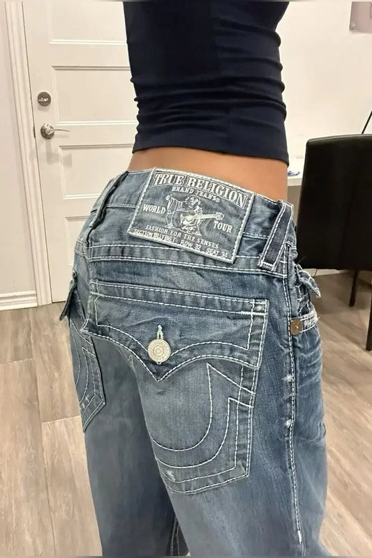 BROOKLYN BOOTCUT JEANS MIT STICKEREI UND AUFFÄLLIGEM TASCHENDESIGN