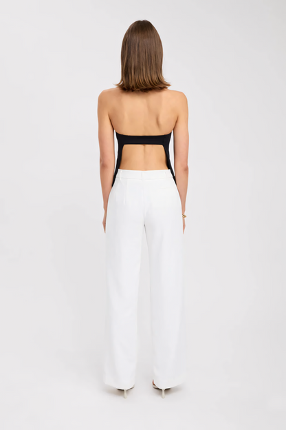 LYNNE – SCHWARZES NECKHOLDER TOP MIT ELEGANTEM SCHNITT