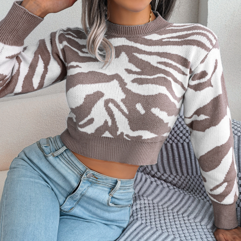 ZELINA – CROPPED PULLOVER IN SCHWARZ-WEISS MIT ZEBRAMUSTER UND KURZEN ÄRMELN