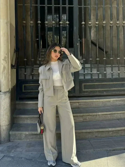 ALVINA – ZWEITEILIGES DAMEN-SET AUS KURZER JACKE UND MAßGESCHNEIDERTER HOSE