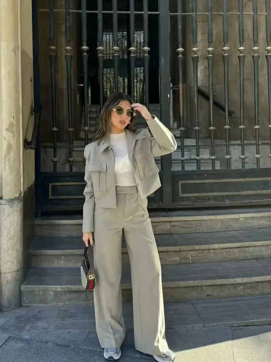 ALVINA – ZWEITEILIGES DAMEN-SET AUS KURZER JACKE UND MAßGESCHNEIDERTER HOSE