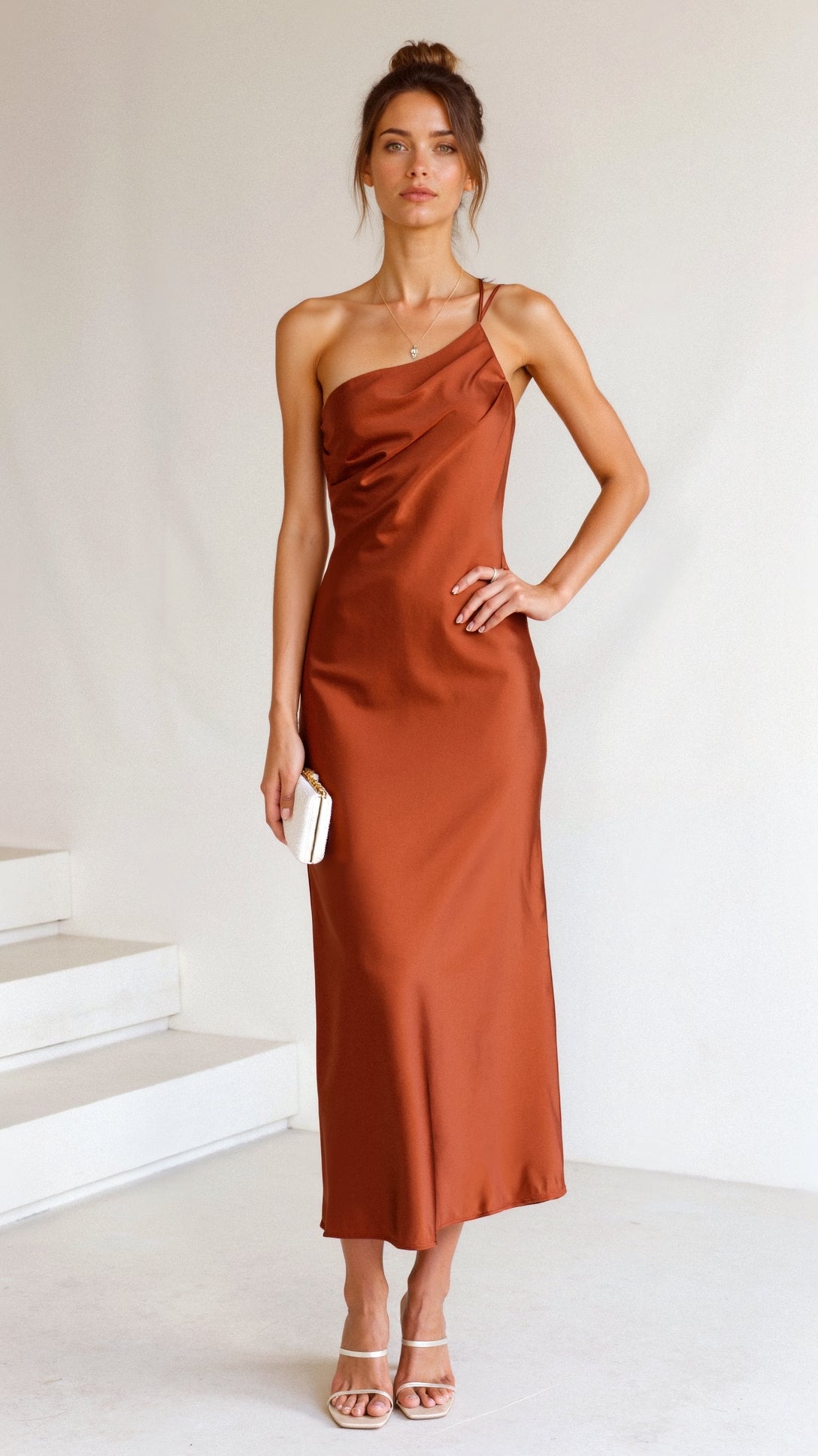 LOUISE | ONE-SHOULDER MIDIKLEID MIT ASYM­METRISCHER ELEGANZ
