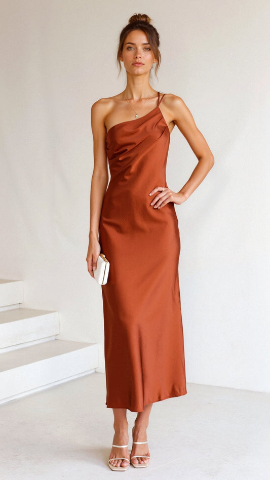 LOUISE | ONE-SHOULDER MIDIKLEID MIT ASYM­METRISCHER ELEGANZ