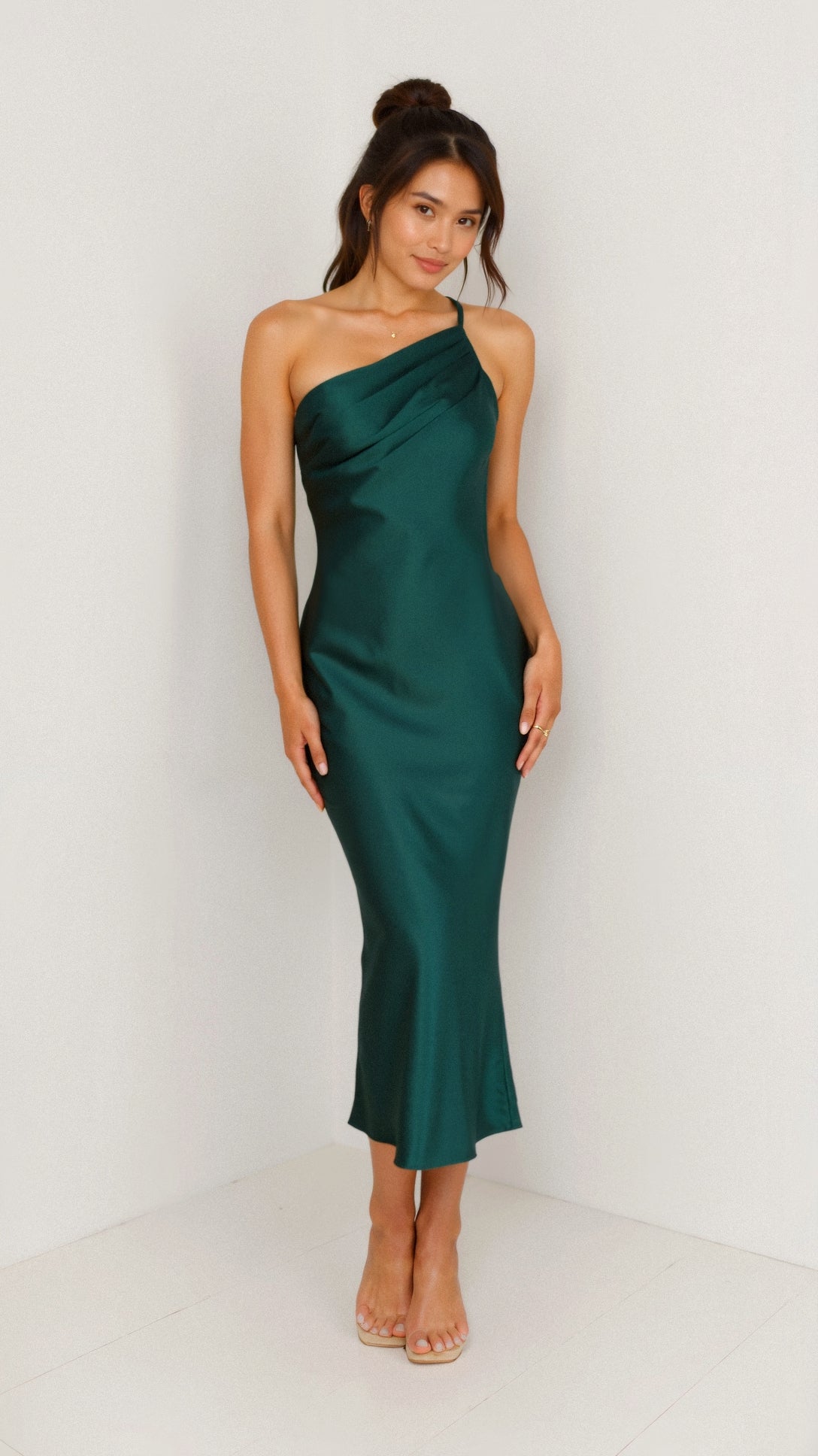 LOUISE | ONE-SHOULDER MIDIKLEID MIT ASYM­METRISCHER ELEGANZ